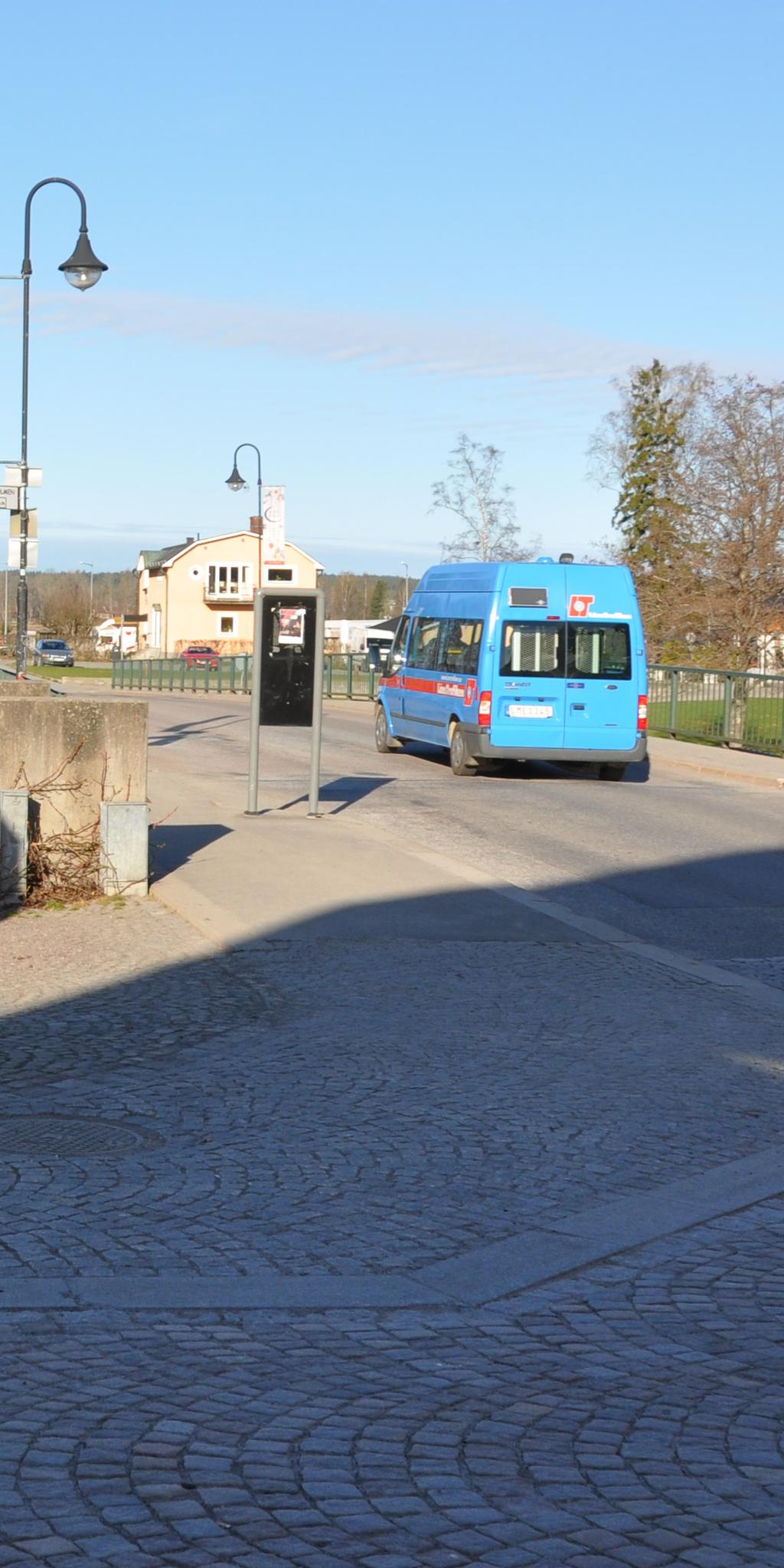 1800-talet respektive år 1930. Går man vidare norrut så kommer hyreshusen kallade sjöbodarna från år 1972 och granne med dessa det före detta hamnkontoret från slutet av 1800-talet.