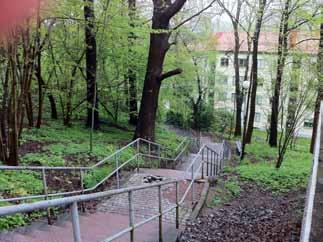 Trappor från Calandersplatsen upp mot Volrat Tham - Bernhard Karlgrens gångväg TRAPPORNA I området finns en del trappor som troligtvis följer gamla upptrampade stigar.