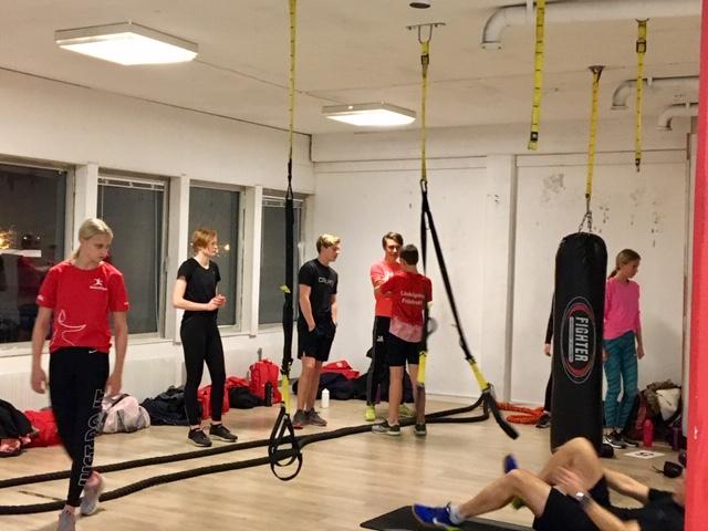 Grupp 04 Gruppen består av 3 tränare och 14 aktiva som under året tränat på måndagar samt lördagar. Några av de aktiva tränar även med medeldistansgruppen och sprintgruppen.