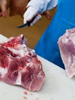 Putsningen från köttet används som råvara till färsproduktionen.