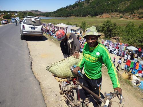 Vid ankomsten möter vi vår lokalguide och får våra första intryck av Tana, som staden kallas i folkmun. Hotel BOIS VERT***, eller liknande. Måltider på flyg. Dag 2: Antananarivo Andasibe.