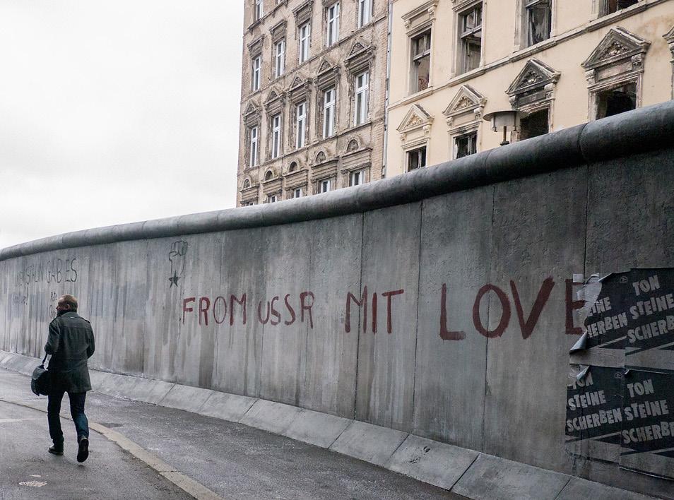 Franceschina har sunt förnuft och är trött på dumma karlar Gränssekreteraren Il Pedante är den lärde narren Vakterna - Svejk 1 och 2, är övernitiska soldater inspirerade av Hašek Kalla kriget
