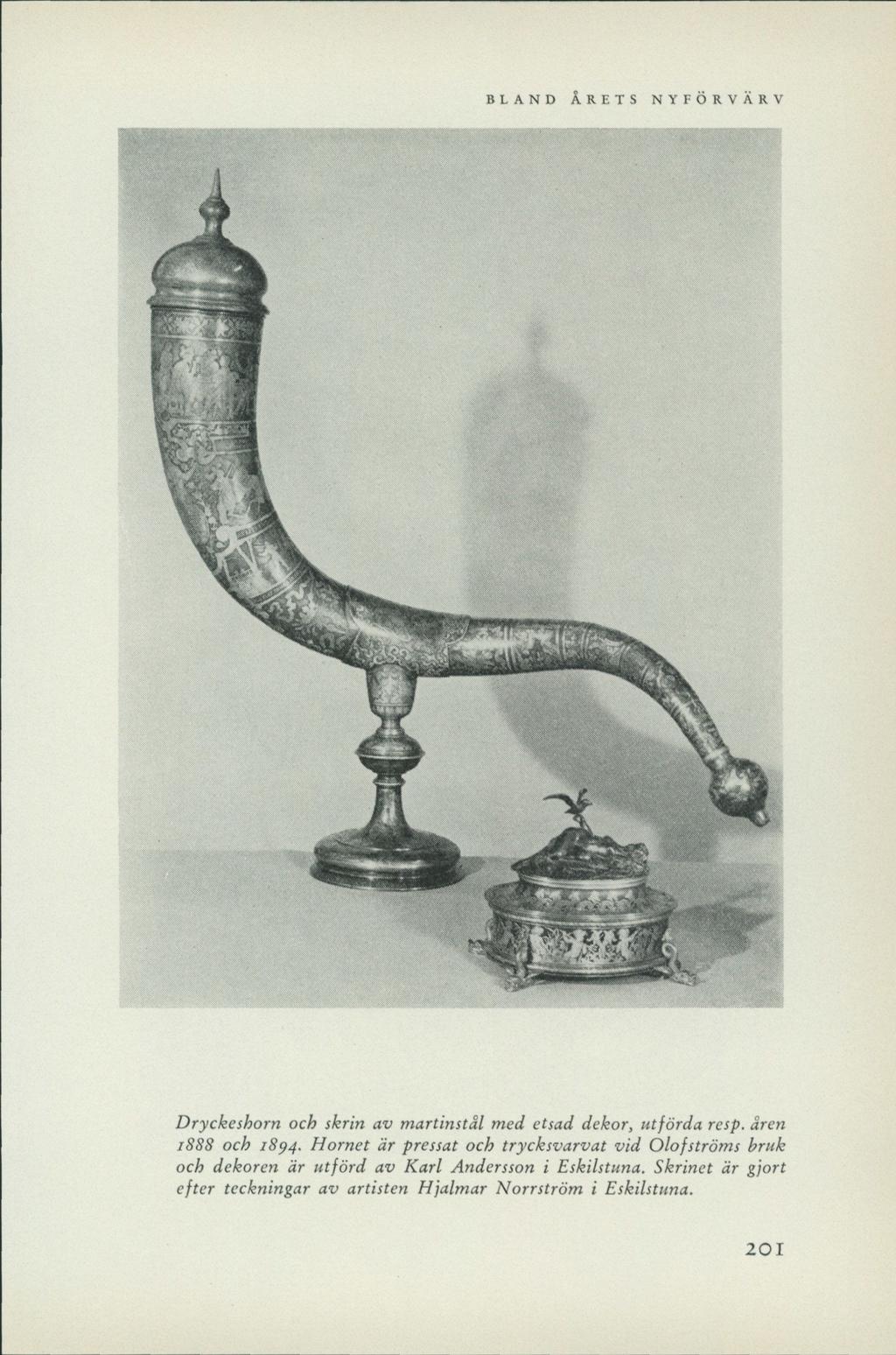 BLAND ÅRETS NYFÖRVÄRV Dryckeshorn och skrin av martinstål med etsad dekor, utförda resp. åren 1888 och 1894.