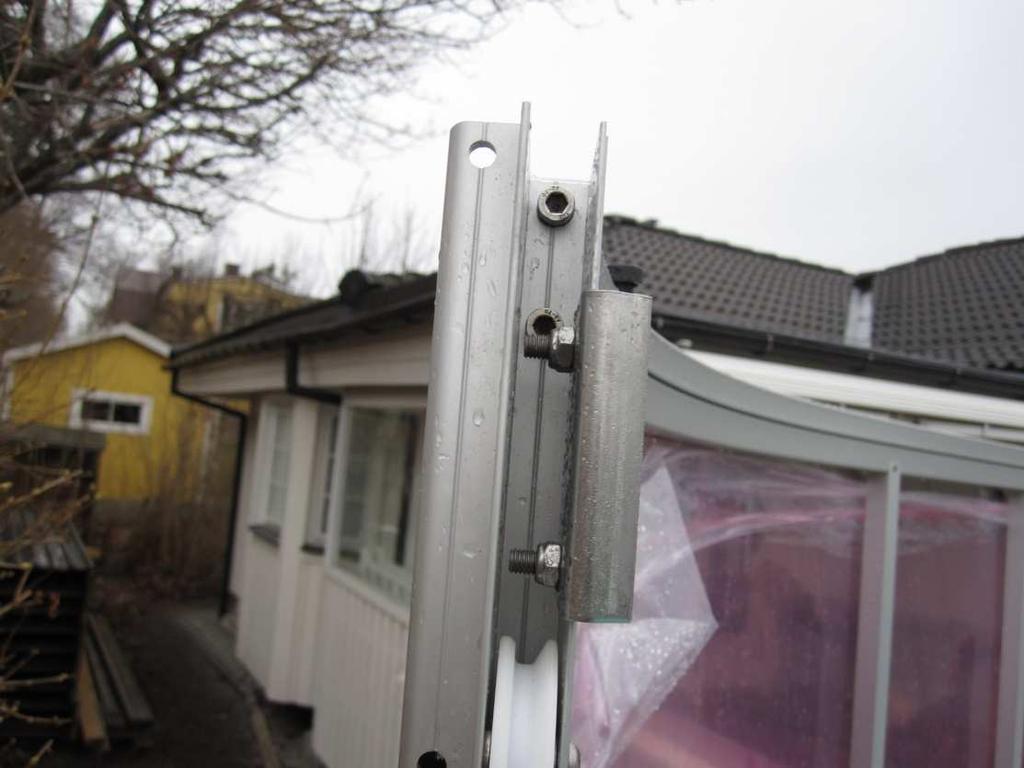 Bottenprofilen monteras med de långa insex skruvarna (70mm) 6