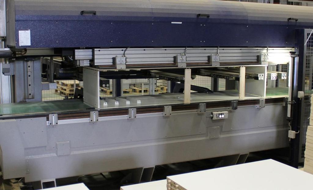 Empiri 4.1.2 Press Station 2 inleds av att en högersida automatisks vänds 180 och lyfts upp för att positioneras parallellt ovanför vänster skåpssida.