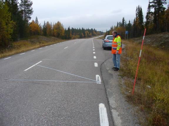 Tidplanen har varit: Hastighet och sidolägesplacering Föremätning september 28 Hastighet och sidolägesplacering Eftermätning september 29 Fokusgrupper september 29 4.2 Hastighetsmätningar 4.2. Mätplatserna Figur visar en av fyra mätplatser före och efter utförande av räfflan.