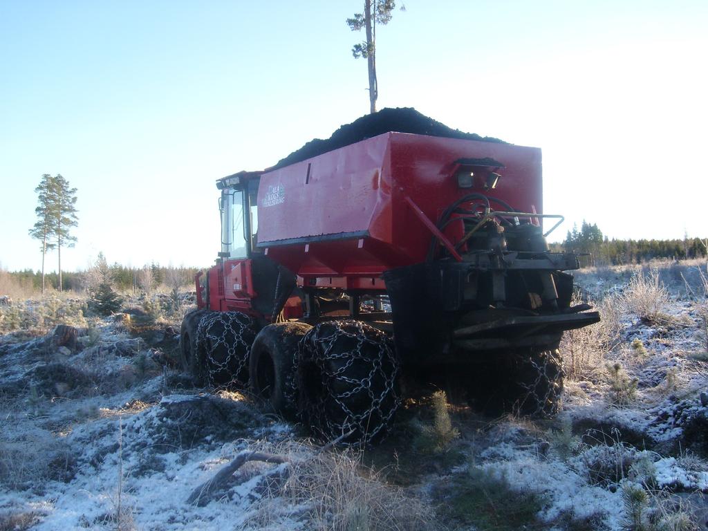 Svensson & Svensson (211) har jämfört kostnaderna för askspridning i Södra Sverige genom två olika logistiklösningar. I båda fallen sker spridningen med traditionell spridare (Figur 1).
