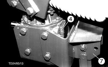 U O När växeln har vänts (11) befinner sig ifyllningsröret för olja på samma ställe som förut (4). - Vänd på växeln. 8 U TD24/95/15 - änk ner maskinen på stödbenet.