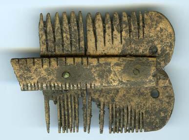 Några få skärvor av äldre och yngre rödgods samt stengods finns också bland fynden. ID Gotland Schakt Lager 302 Penning ca 1225-1288. Ensidig. LL XXII:B 10. 0,09 g.
