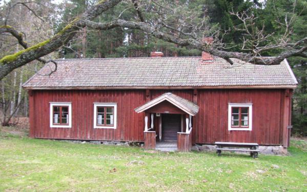 Sibbesgårdens byggnader 1.FRAM-MARTIS. Gammal bondgård från Borgby. Gården var ett kronohemman (prebendehemman), som brukades av arrendatorer (landbönder).