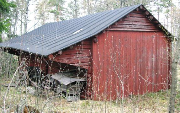 redskap och olika tillbehör, som inte användes i det dagliga hushållsarbetet, som tinor och förvaringskärl av olika slag och attiraljer som behövdes vid öltillverkning och korvstoppning.