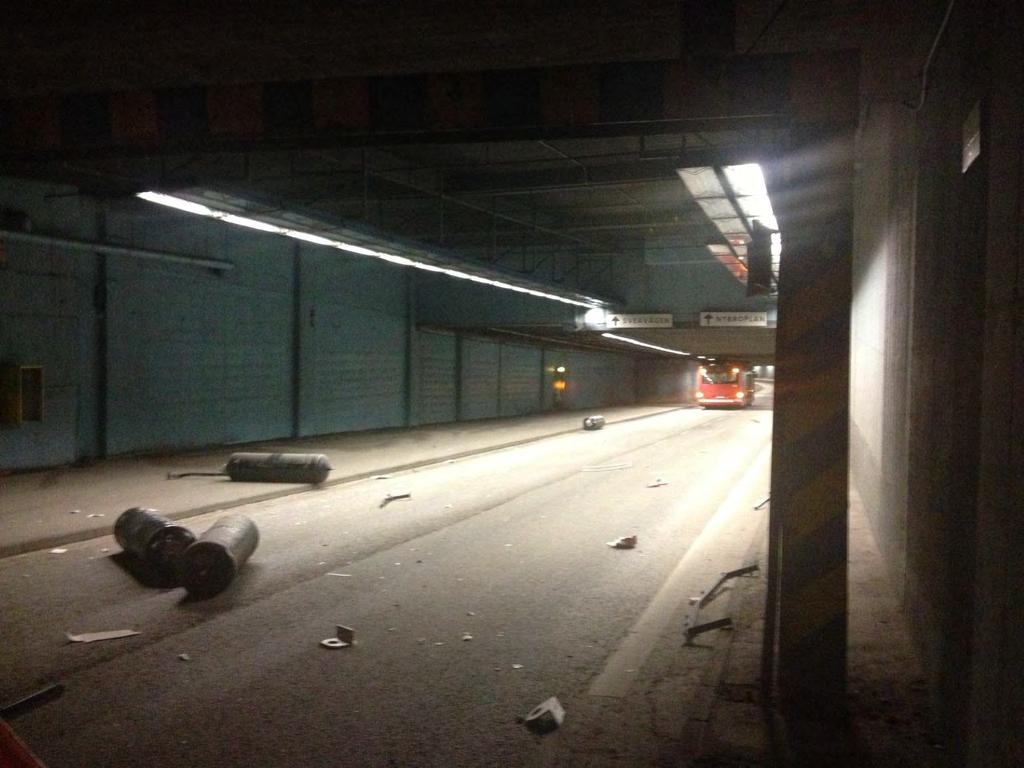 Bussens färdas över Centralbron in mot Klaratunneln och kör förbi de barriärer som ger information och varnar om tunnelns fria höjd på 3.00 meter.