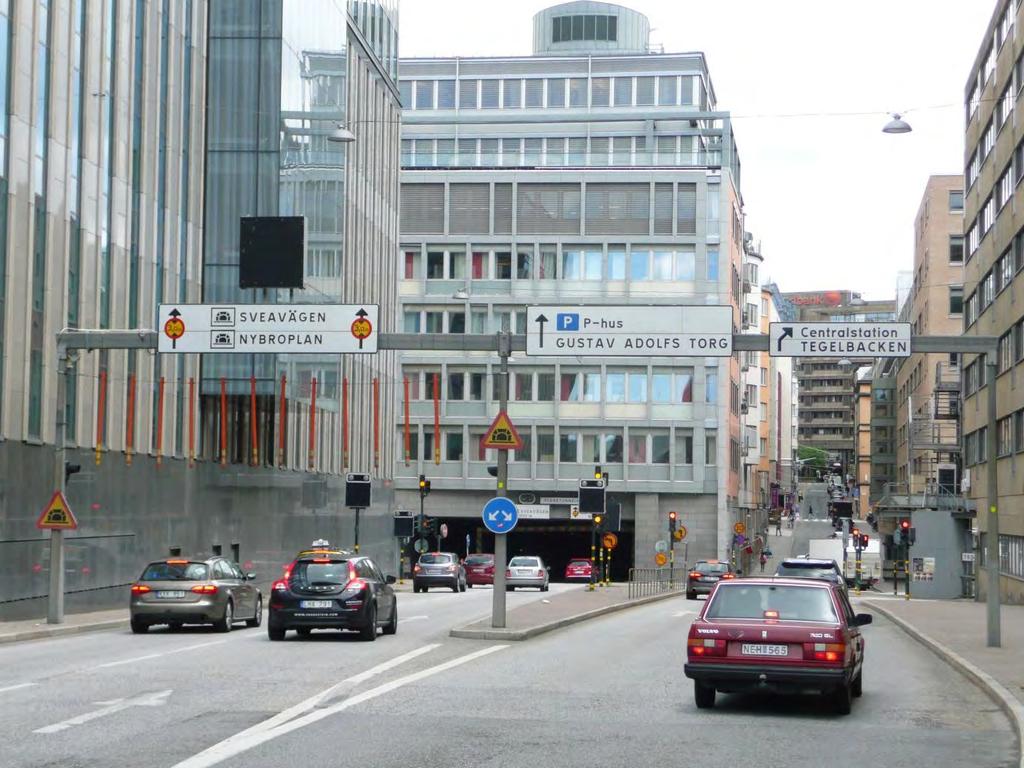 Efter avfarten från Centralbron finns olika barriärer vars syfte är att informera om tunnelns fria höjd på 3.00 meter samt för att ge informera om när tunneln är avstängd.