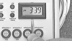 Elsystem Klocka Inställning av klocka 1. Stick in en tunn mejsel bakom ramen på klockan (se bild) och bänd försiktigt loss klockan. 2.