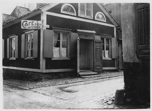 Under tidigt 1900-tal bedrevs café i huset. Okänd fotograf och negativnummer, SSM:s arkiv, dokumentation från Skönhetsrådet.