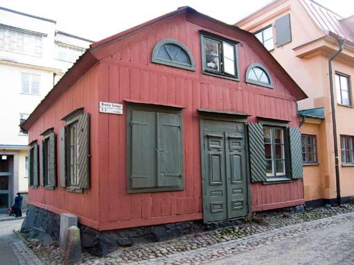 Dörrbladen i pardörren mot Breda gatan har vid en renovering på 1940-talet vänts så att den dekorativa sidan syns utifrån. Foto: J. Malmberg. homogeniteten som dittills kännetecknat området ändrades.