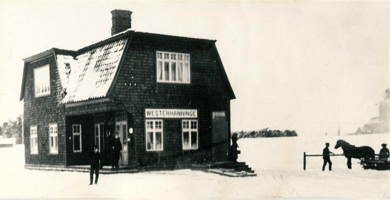 Västerhaninge historia Station, lite Västerhaninge stationshus, februari 1902, den äldsta bild vi har i arkivet. T.h. skymtar kyrkan. Lägg märke till att ingen bebyggelse finns i området.