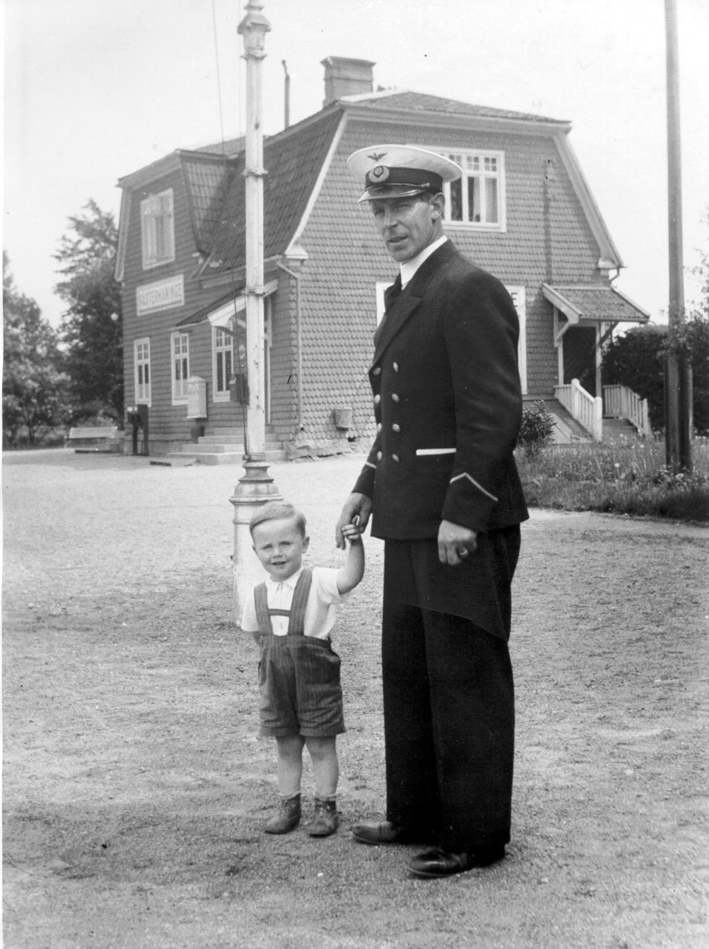 stins i Västerhaninge. 1924 1931, Erik Gustaf Lindblom. Hustrun hette Karina Maria Jakobsson. Paret flyttade till Tungelsta station. 1931 1967 Nils Huge.