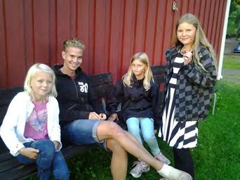 Barbro Rydhamn och Kjell Jacobsson har delat på orgelspelandet och Karin Hedenbo har vid några tillfällen lett församlingssången med sin gitarr.