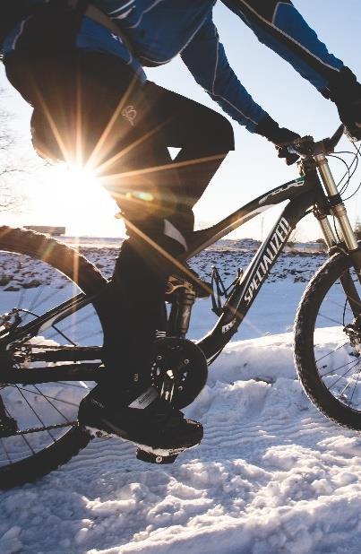 Utrymmet för cykel i anslutning till gator bör tas från biltrafiken med tydlig separering. Aktuell och lätt tillgänglig information om cyklingsmöjligheter samt tydlig vägvisning.