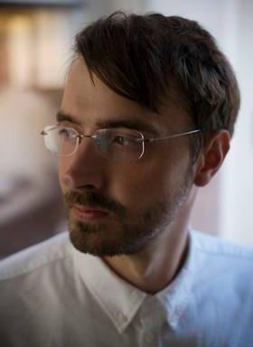 Linus Gårdfeldt Linus är uppvuxen i Värmland och numera bosatt i Karlstad. 2009 debuterade han med den uppmärksammade, rytmiska diktsamlingen Men golvet har ingen mun.