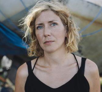 Amanda Svensson Amanda är kulturskribent, översättare och författare, uppvuxen i Malmö men numera bosatt i England. Hon debuterade 2008 med Hey Dolly, som fick mycket uppmärksamhet.