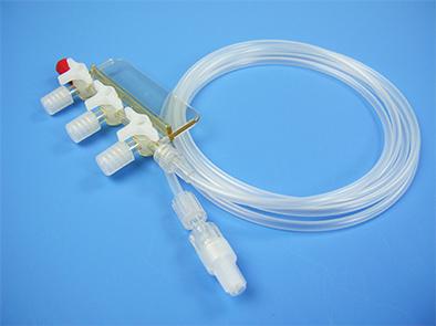 3-vägskran med förlängningsslang 4,2 x 2,9 (YD x ID) Med roterande luer-lock. Fettresistent 72 tim. Flowstop med hydrofobt filter.