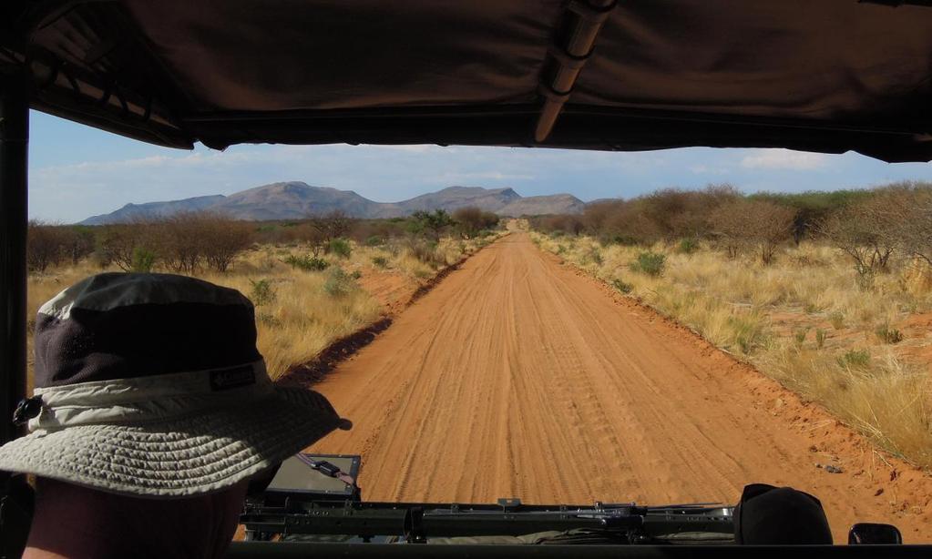 Neil, vår guide, för en gång skull inte bakom ratten. Erindi Game Reserve. Foto. Göran Pettersson INLEDNING Namibia är alltid ett mycket intressant resmål. Så mycket fåglar och däggdjur som finns här.