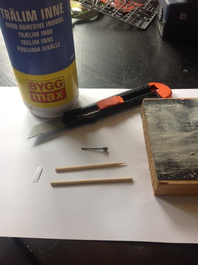Steg 1: Plocka fram dessa saker: Grillpinnar i trä. Trälim Superlim Hobbykniv Lite A4 papper En anti tank gun lanucher, tysk.