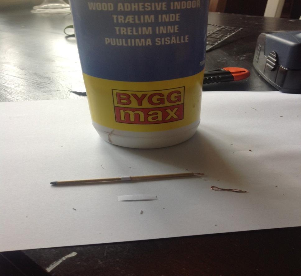 Vik en liten bit koppar tråd som bilden och superlimma fast en längs bak, du kan trycka en liten grop men kniven så den fäster enklare.