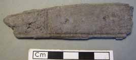 Längd: 9,0cm, höjd: 2,6cm. Inkom fuktig till konserveringen.