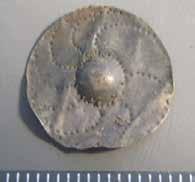 Fnr 308 Beslag / mini sköld med sköldbuckla i mitten? Silver med hög Cu-halt?