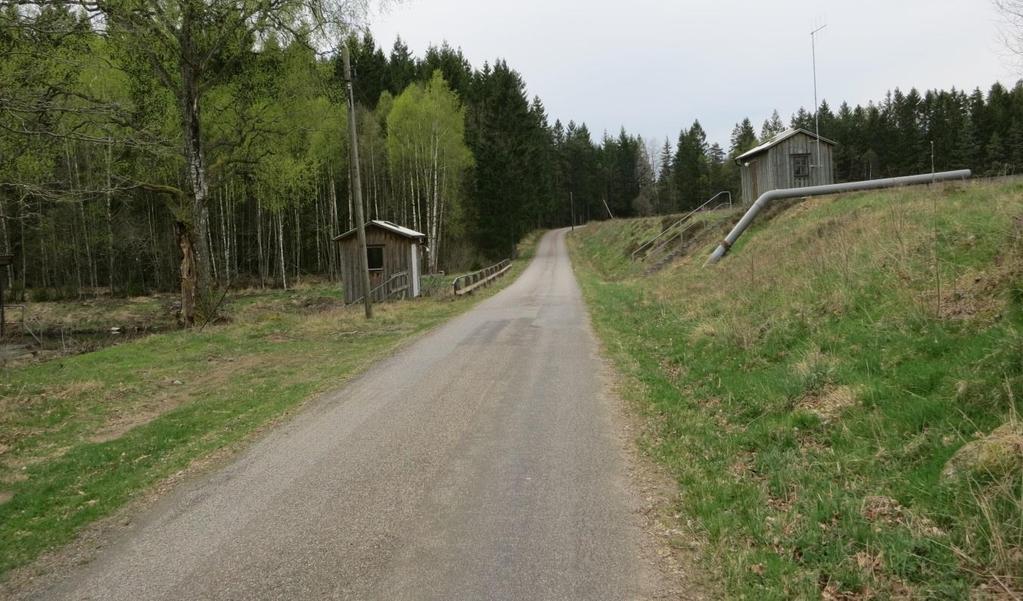 3.2 Råstorp Västra Västra invallningen i Råstorp är cirka 165 m lång jorddamm med en dammbas som uppgår till 25 30 m inom det bredaste tvärsnittet, inklusive nedströms vägbank.
