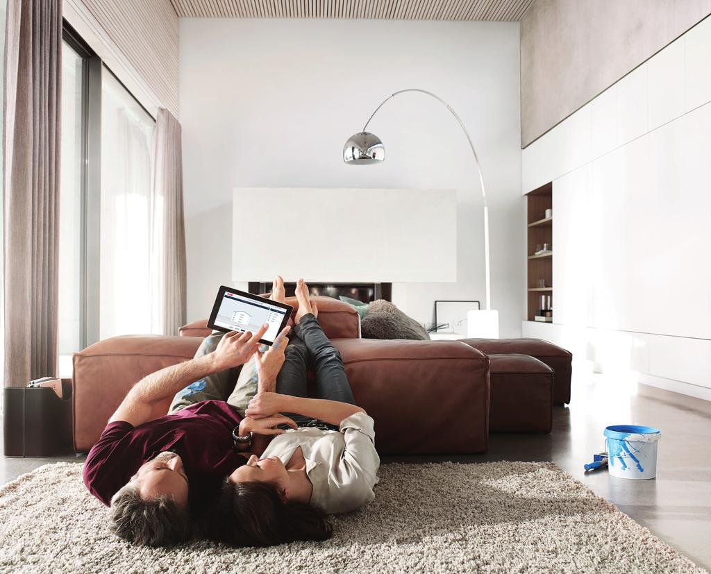 Röststyrning med free@home-appen eller integrerat med Amazon Alexa Om du väljer att installera free@home på engelska har du också möjlighet att använda rösten för att styra alla funktioner eller