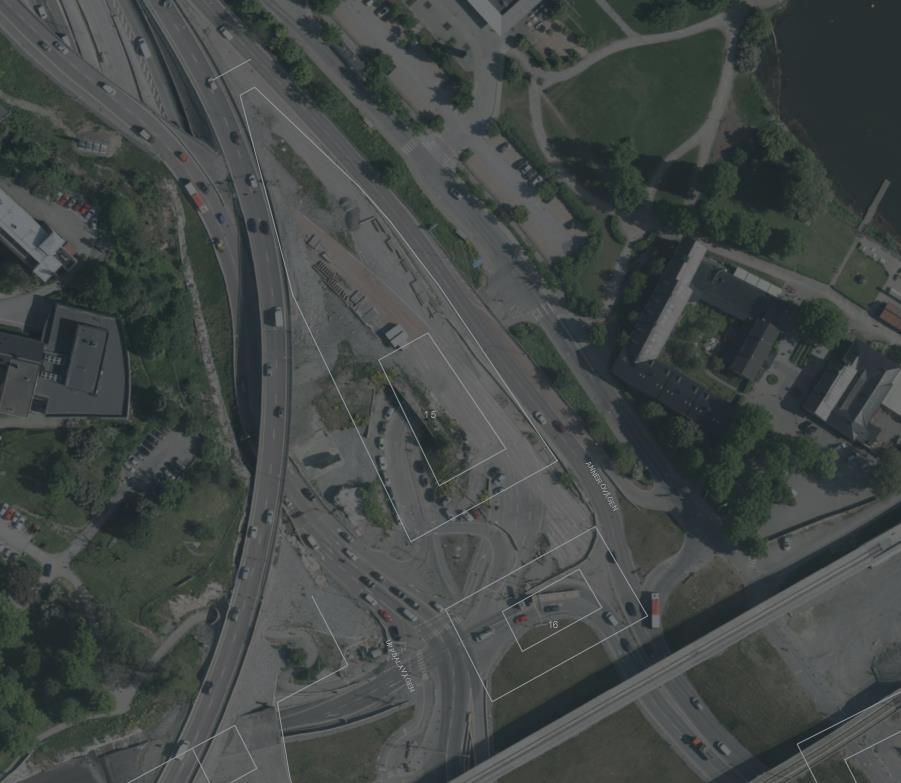 Sida 7 (10) Figur 1: Flygfoto över området från 2017 5.2 Topografi Markytan inom kvarteret är i huvudsak plan och marknivån varierar mellan ca +7 och +8,5. 5.3 Ytbeskaffenhet Området utgörs huvudsakligen av uppfylld mark och markytan utgörs av avgrusade, hårdgjorda (asfalterade) och gräsbevuxna ytor.
