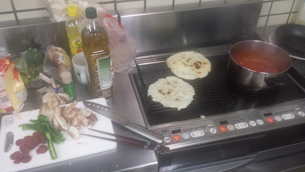 En station i köket, liten spis och ugn. Då jag är glutenallergiker så lagade jag mycket mat själv, på bidlen gör jag minipizzor.