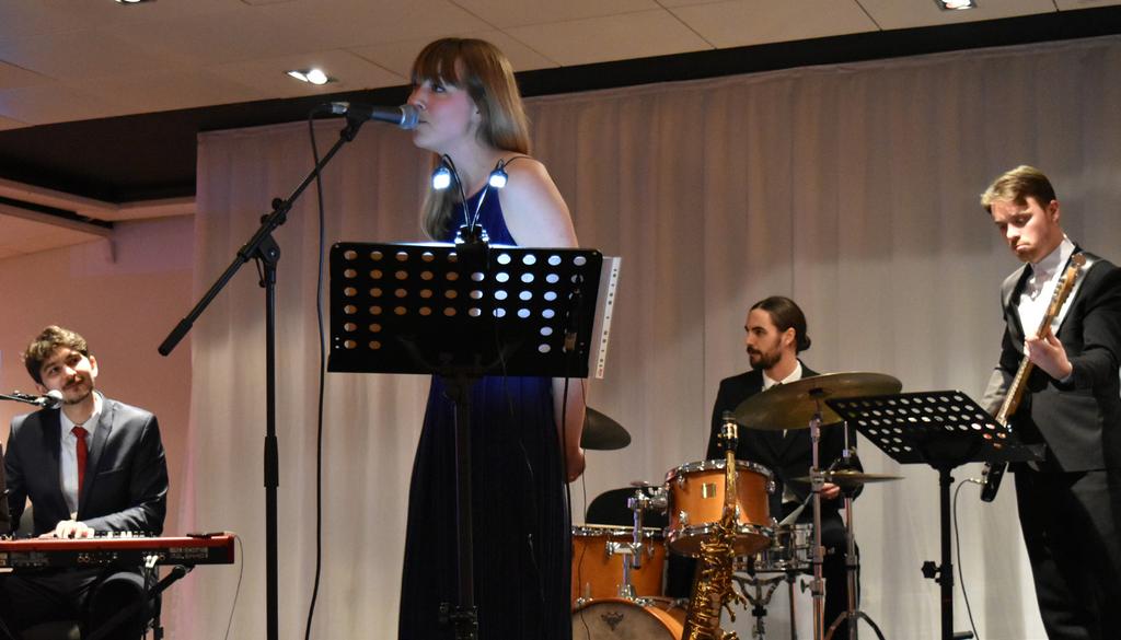 Orkester För Fester spelar under
