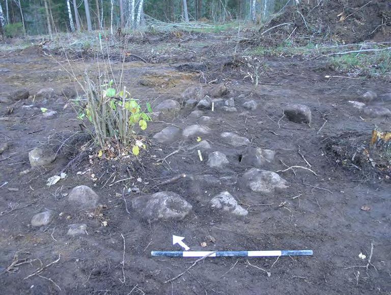 Bilaga 1. Anläggningsbeskrivningar A105 Stensättning, rundad, 1,8 1,4 m stor och 0,20 m hög. Stensättning bestående av 0,2 0,5 meter stora stenar.