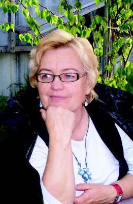 Pärnumaa 2008. aasta hariduspreemia Aastate pedagoog pälvis meie, Are Põhikooli vanempedagoog klassiõpetaja Anne Niibo (pildil). Ta töötab õpetajana 1964. aastast.