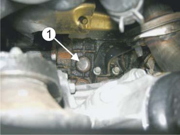 8/8 4 GB Remove the engine compartment undertray. Remove the frost plug () and thoroughly clean the hole. Fit the heater () with the outlet plug pointing at 3 o clock.