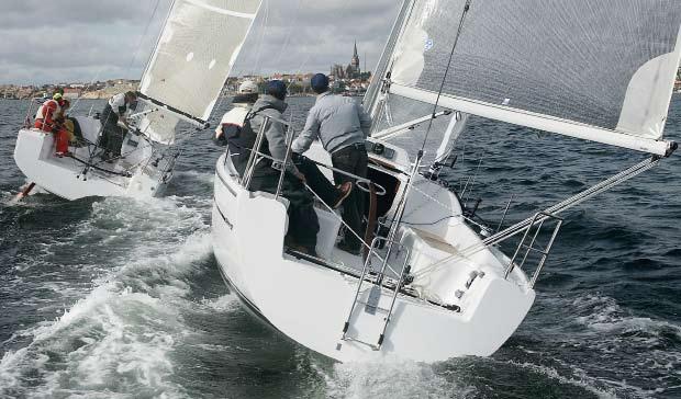 Test: Dehler 32 På slör mot Lysekil. Dehler 32 jagar Elan 310, som med sin breda häck är något starkare på slör. På kryss är det fördel Dehler.