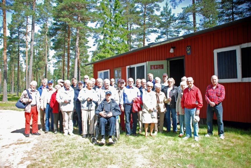 Resan till Brattforsheden Den 17 juni anträdde ett tjugofemtal medlemmar från föreningen, och för första gången, medlemmar från samarbetspartnern Skövdeveteranerna, resan till krigsflygfältet