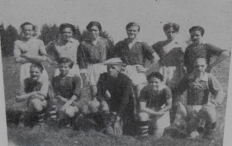 Semifinalister i Junior-D.M. 1947. Stående fr.v.: Erik Elin, Kål Janne Johansson, Sven Berling, Gunnar Gren, Per Hållmats, Nils Såsser. Knästående fr.v.: Mats Bjöns, Rune Blomberg, Gunnar Olmås, Sven Gunnarsson och Holger Olmås.