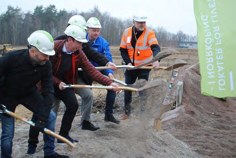 Peter Warma är med och tar ett av de första spadtagen till en ny arena vid Himmelstalund.