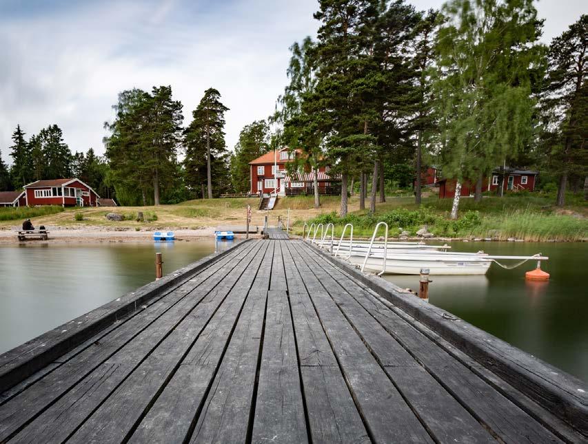 vibäcks semesterhem vid sörmlandskusten Vibäcks semesterhem ligger vid Sörmlandskusten. Här finns tolv stugor med olika kapacitet: fyra, fem eller sex bäddar. En del av stugorna har wc och dusch.