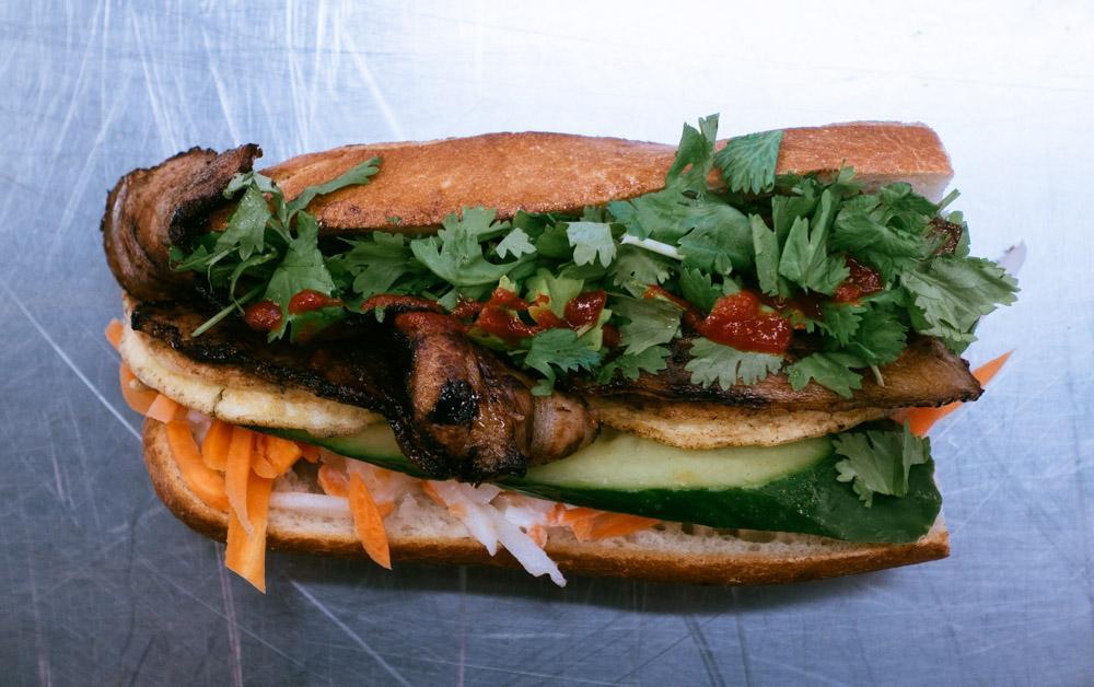 BÁNH MÌ Alla bánh mí serveras i en nybakad baguette med krispigt syrliga pickles, koriander, pikant