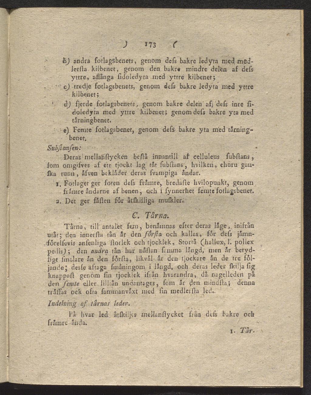 ' ' J '73 ( h) andra fotlagsbenets, genom defs bakre Jedyta med med- Jerfla kilbenet, genom den bakr«mindre delen af defs yttre, aflånga fidoledyta med yttre kilbenet; c) tredje fotlagsbenets, genom