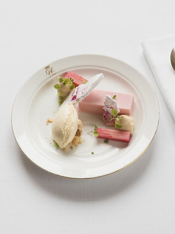 Assorted cheeses from the Nordic region with condiments DESSERT/DESSERT Rabarber med