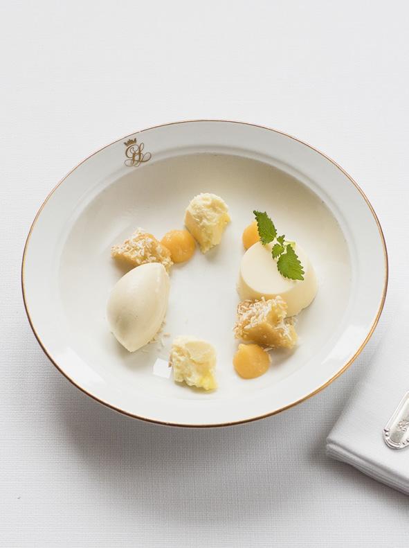 Assorted cheeses from the Nordic region with condiments DESSERT/DESSERT Bakad