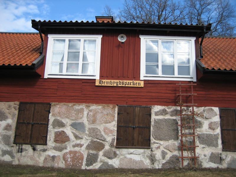 Under det vänstra fönstret syns den igensatta gluggen som var ljusinsläpp till kammaren innanför.